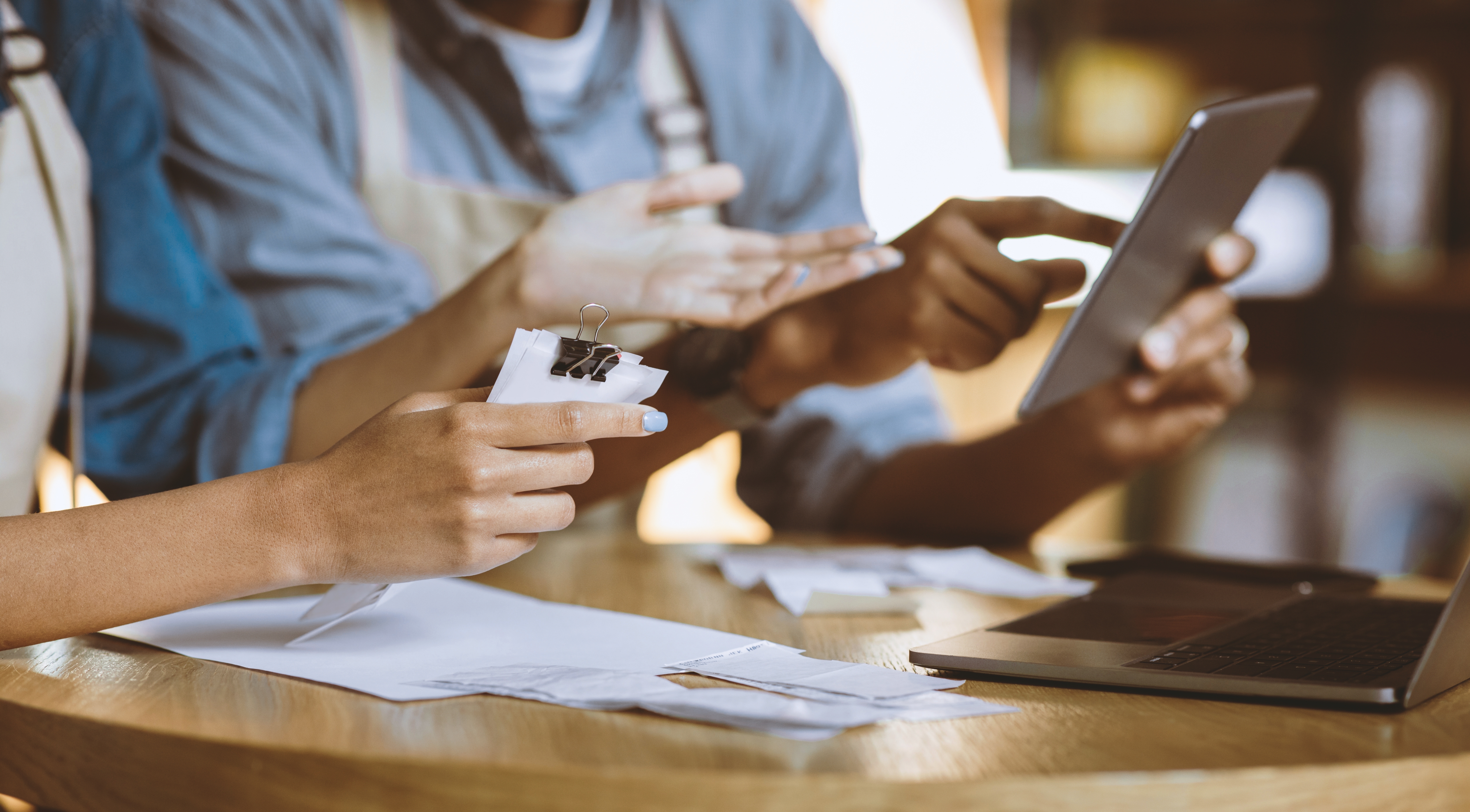Editor de vídeo a trabalhar num projeto dinâmico